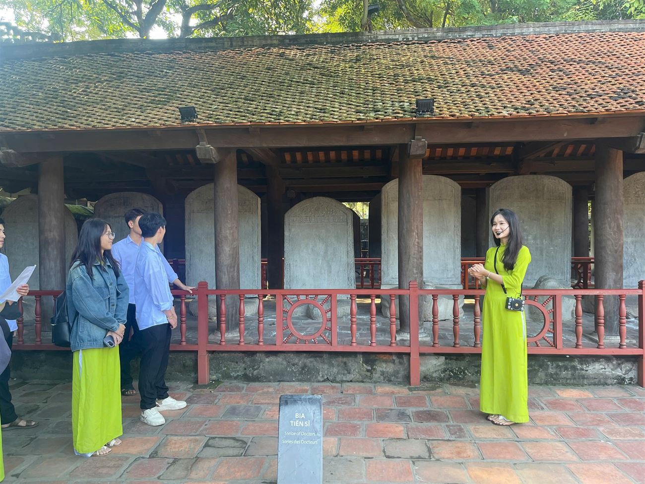 Một ngày trong trẻo như hôm nay là lý tưởng để sinh viên Lữ hành – Hướng dẫn trải nghiệm thực hành ngoài thực tế.