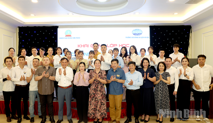 Khai giảng lớp Sơ cấp Nghiệp vụ khách sạn cho các nhân viên Khách sạn Hoàng Sơn Peace