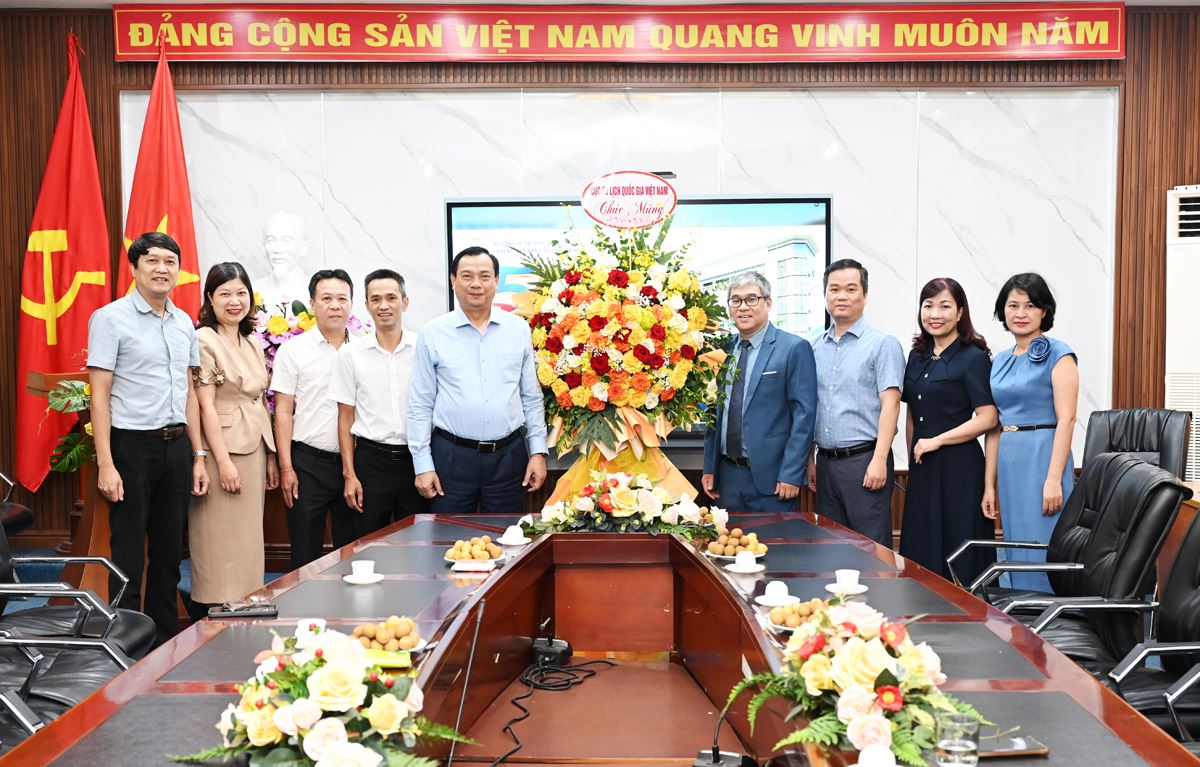 Cục Du lịch Quốc gia Việt Nam chúc mừng Trường Cao đẳng Du lịch Hà Nội nhân kỷ niệm 54 năm thành lập