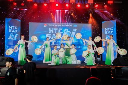Đại nhạc hội “HTC SAY HI” – bùng nổ cảm xúc, chào đón tân sinh viên Trường Cao đẳng Du lịch Hà Nội!