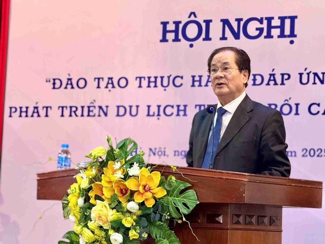 GS. Đào Mạnh Hùng, Chủ tịch Liên chi hội đào tạo du lịch Việt Nam (VITEA), Hiệu trưởng trường Quản trị khách sạn Quốc tế Imperial phát biểu tại hội nghị. Ảnh: Linh Nguyễn