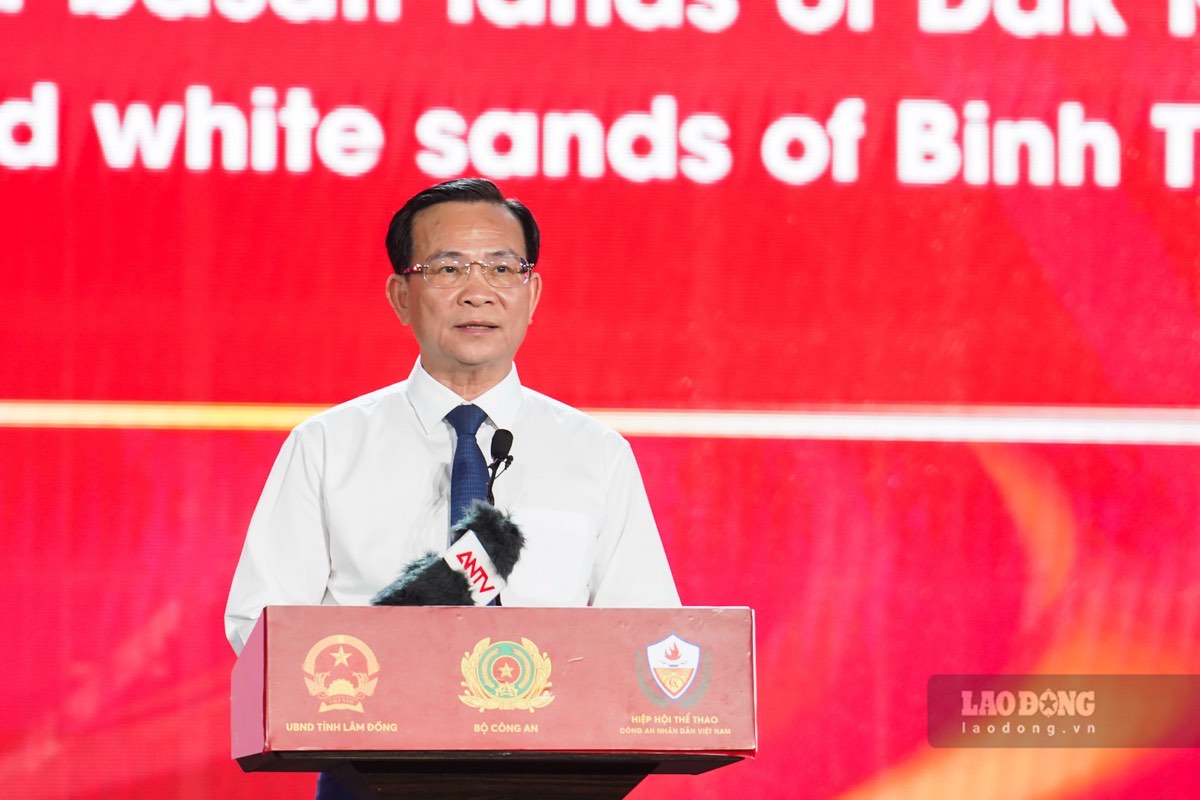 Ông Hồ Văn Mười - Ủy viên Ban Chấp hành Trung ương Đảng, Chủ tịch UBND tỉnh Lâm Đồng phát biểu khai mạc sự kiện. Ảnh: Duy Tuấn 