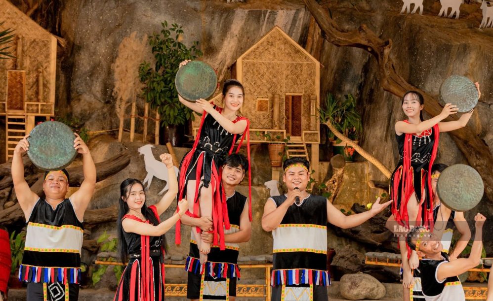 Biểu diễn văn hóa truyền thống của đồng bào Raglay tại Yang Bay được lưu giữ qua nhiều thế hệ. Ảnh: Phương Linh