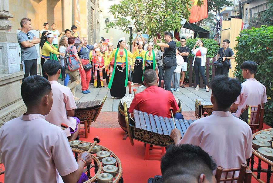  Việt Nam đón lượng khách quốc tế cao nhất từ trước đến nay, đóng góp tích cực vào tăng trưởng khu vực dịch vụ